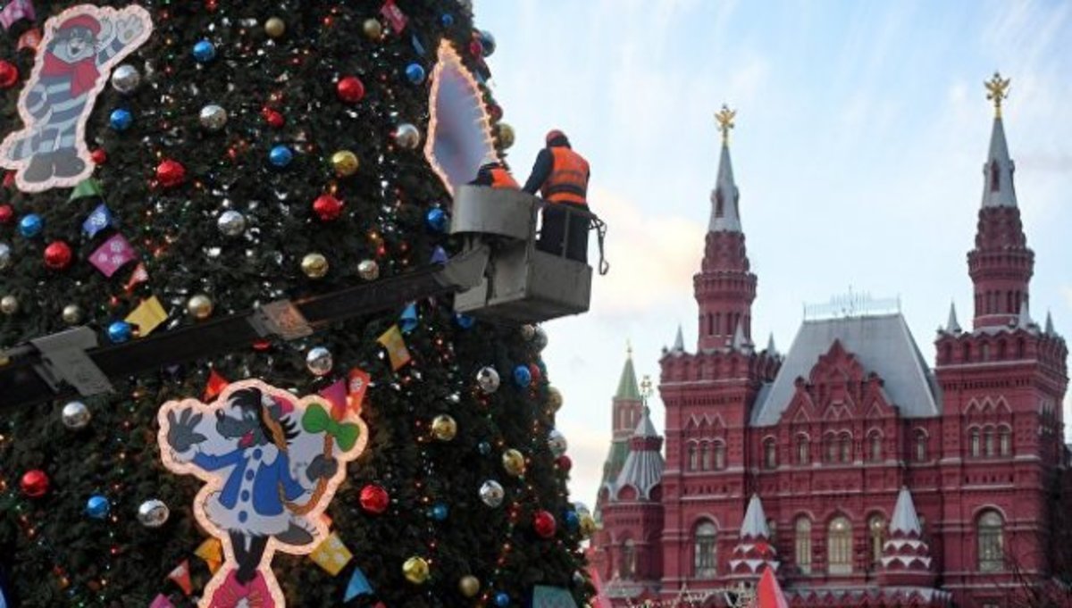 В Москве на Красной площади уже украсили новогоднюю елку