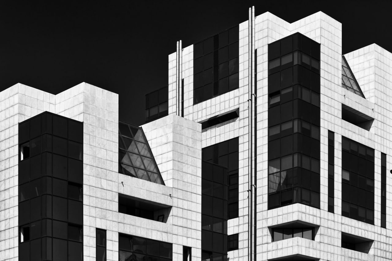 Изображение выглядит как черно-белый, строительство, Коммерческое здание, фасадАвтоматически созданное описание