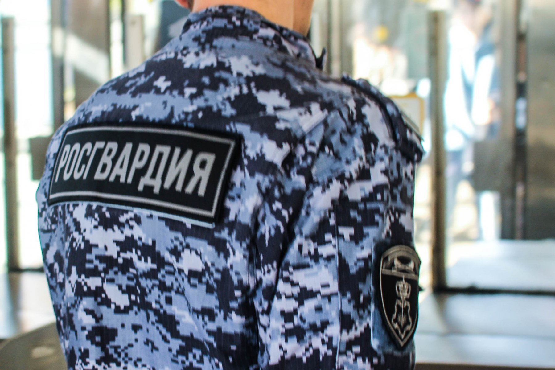 В Москве патруль Росгвардии оказал медпомощь упавшей с самоката девушке