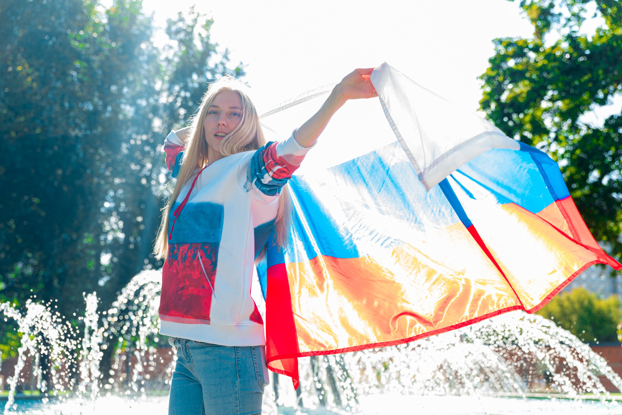 В 19 парках Москвы организуют программу ко Дню российского флага — Сергунина