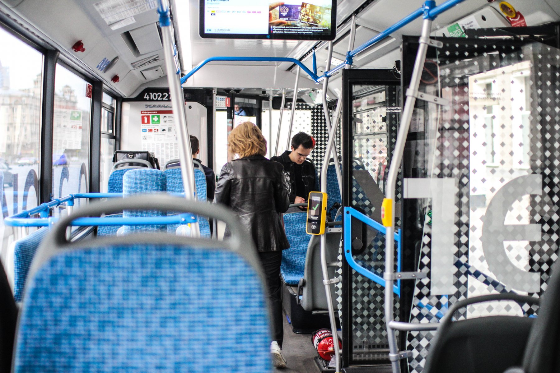 Бесконтактными банковскими картами проезд в автобусах Мострансавто оплатили более 72,5 млн раз