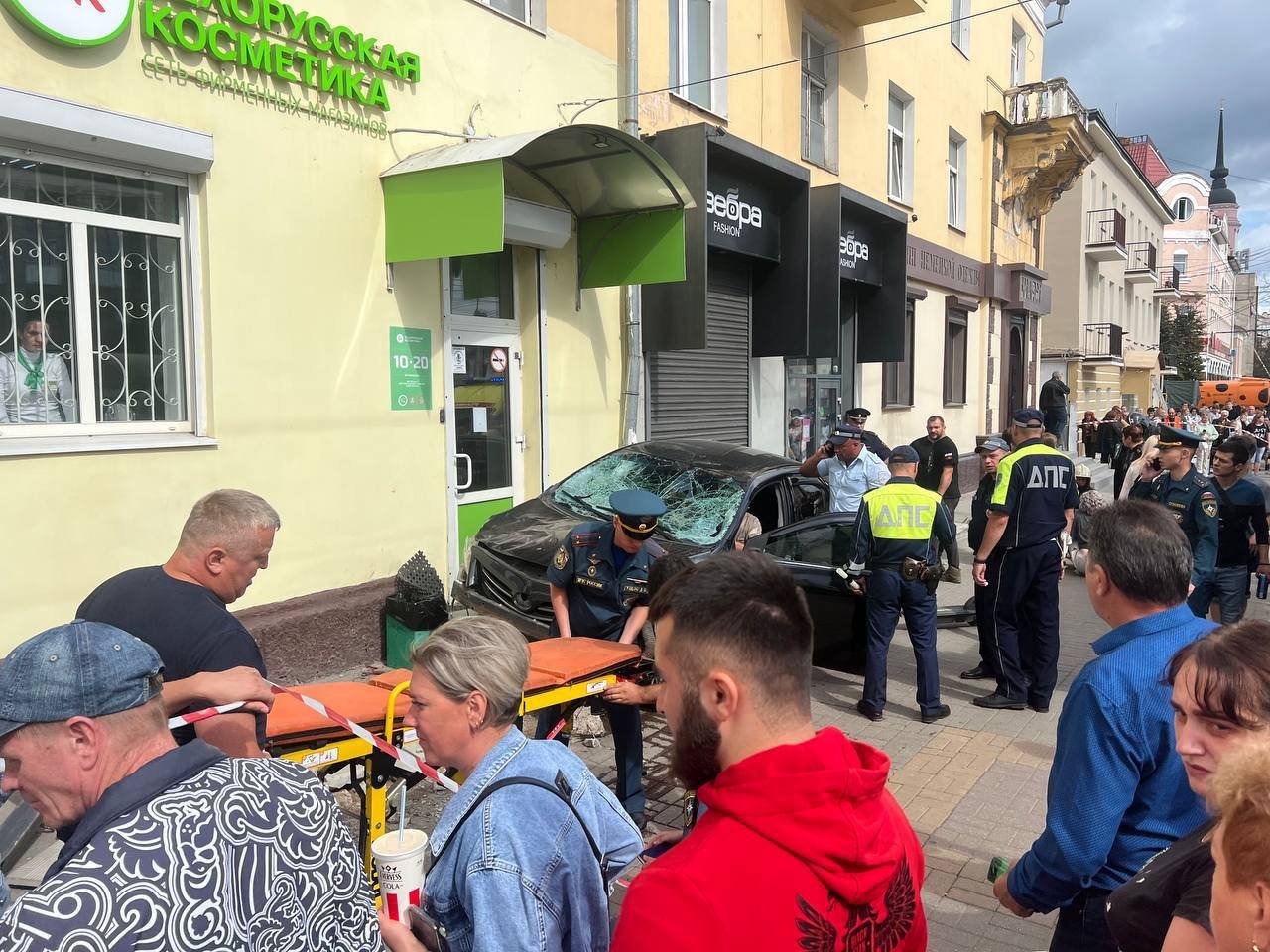 В центре Калуги водитель, лишенный водительских прав, врезался на иномарке в остановку