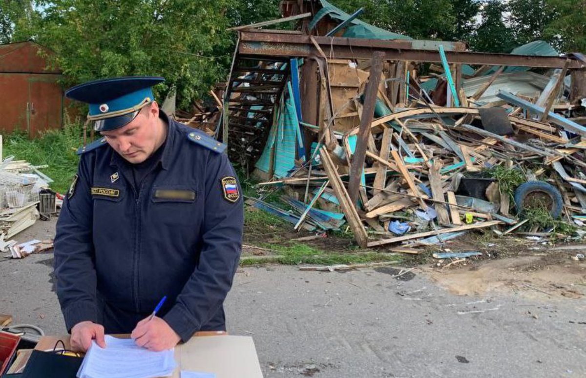 В Подмосковье судебные приставы освободили территорию СНТ от незаконно возведенного строения