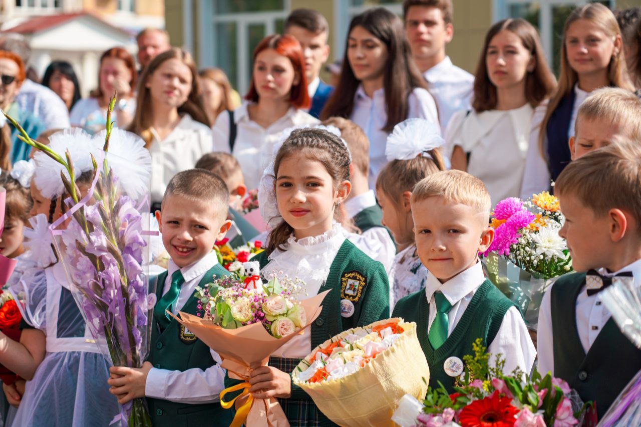 Школы клина отзывы. Школы в Клину. Демьяновская школа Клин. Деревня Слобода школа Клин. Школа 15 Клин начальная школа.