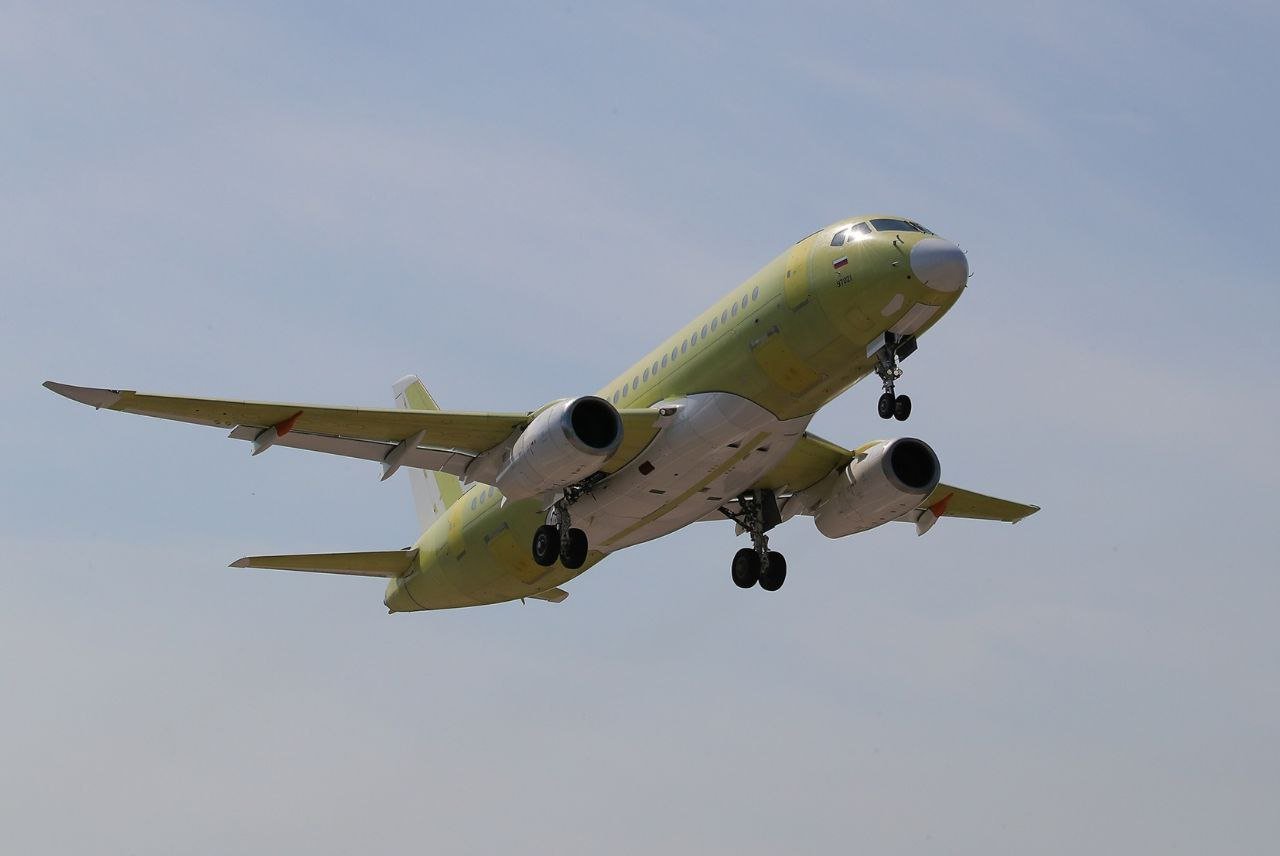 Опытный образец отечественного самолета SJ-100 совершил второй полет
