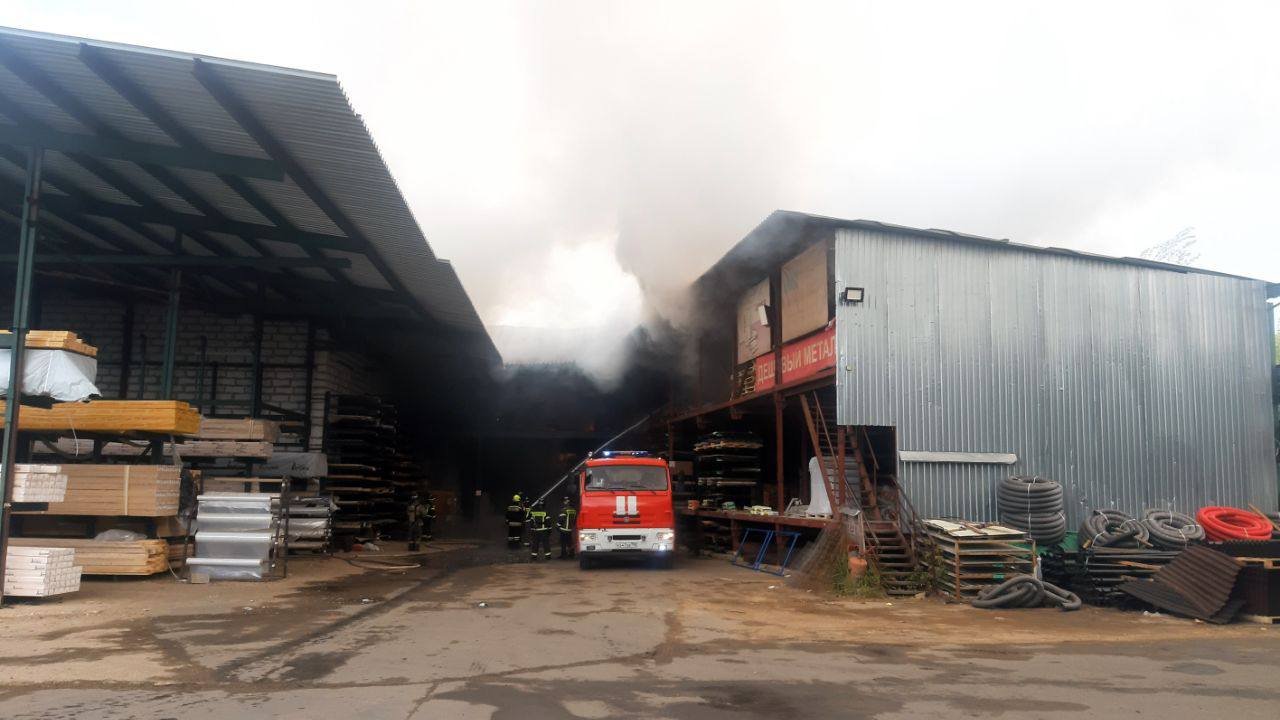 Прокуратура устанавливает обстоятельства пожара на складе в Дмитрове 