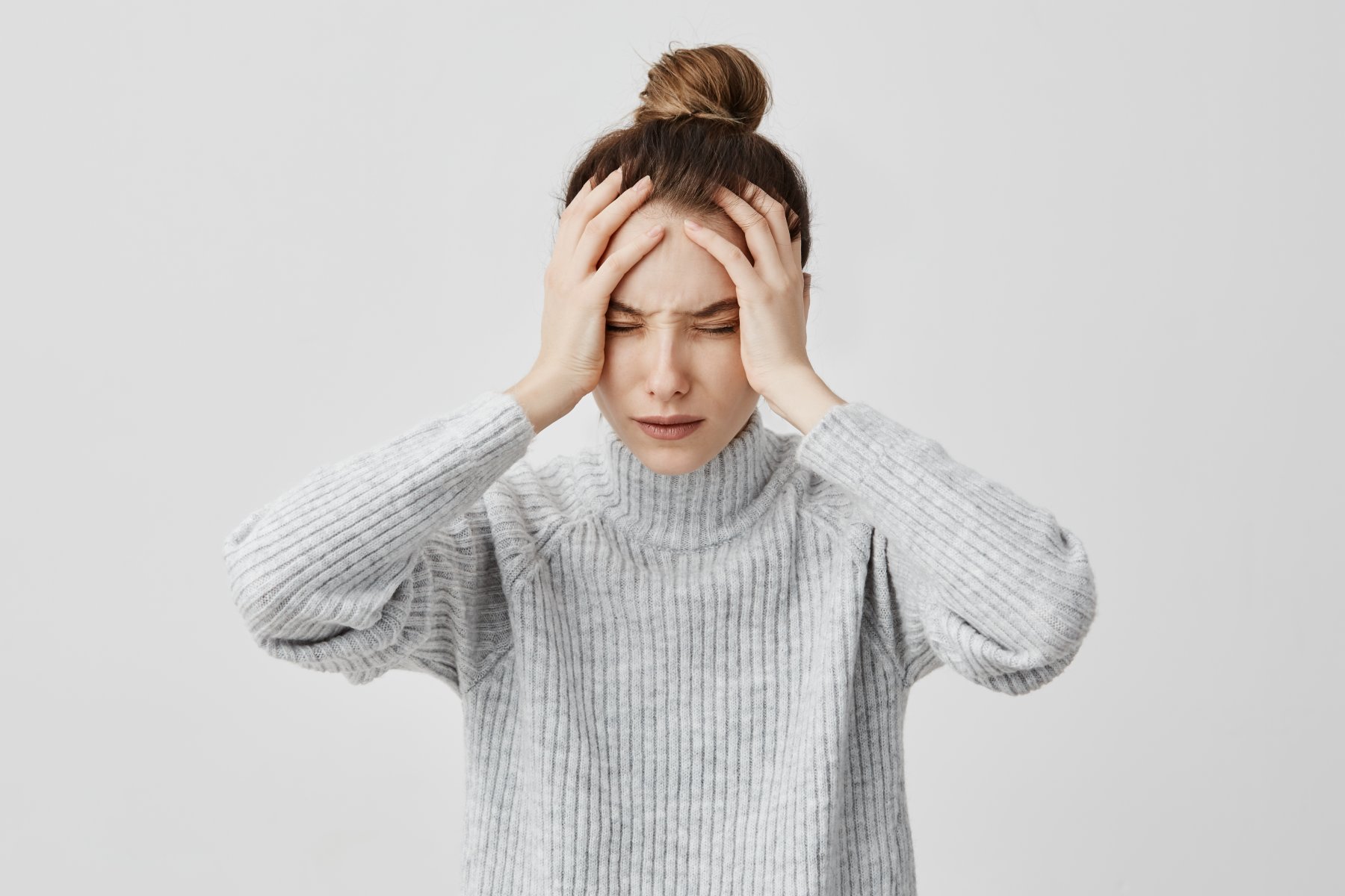 Одна из самых неинформативных жалоб: почему голова может постоянно болеть?