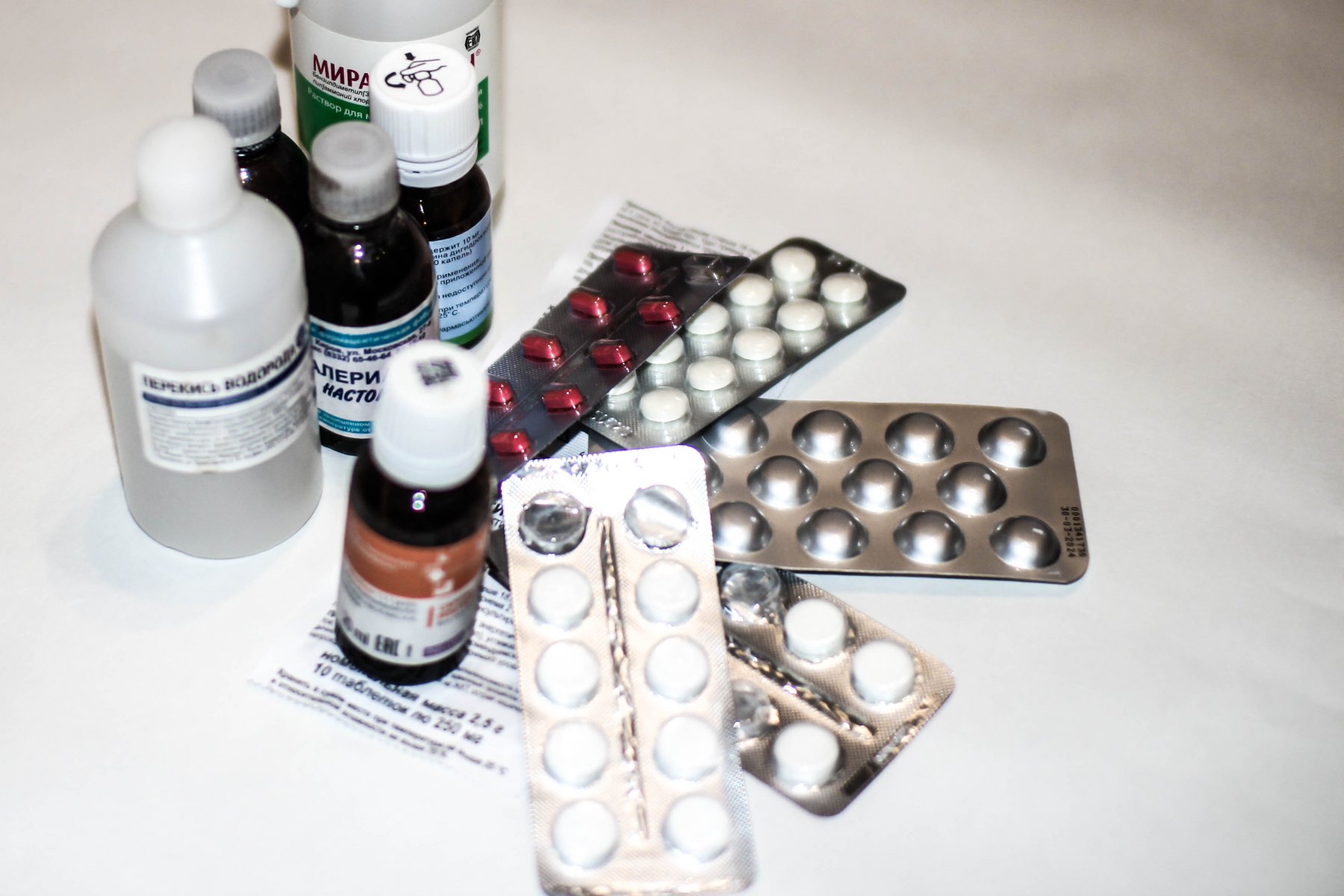 Эксперт: «Призывы принимать лекарства при простуде идут на пользу только аптекам и фармкомпаниям»