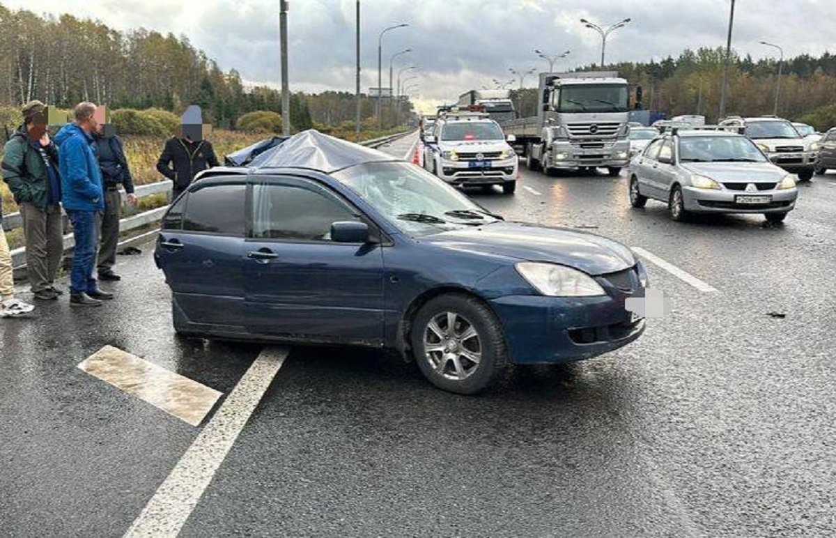 Водитель легковушки скончался после столкновения с грузовиком на МКАДе