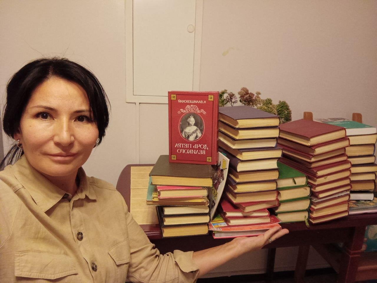 Жительница Королева собирает книги на русском для библиотеки киргизского города Талас