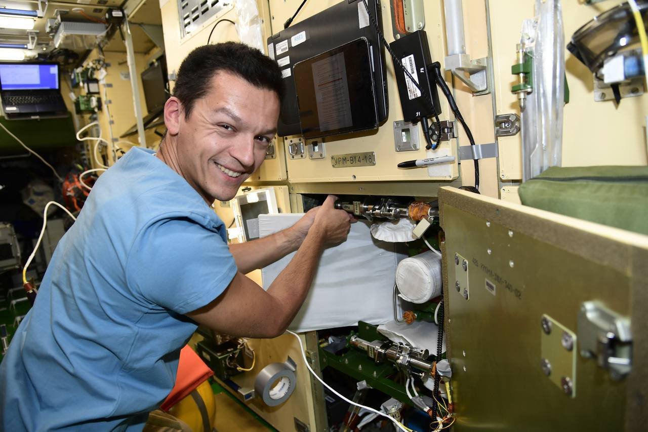 Все, как на Земле - российским космонавтам на МКС понадобился робот-пылесос