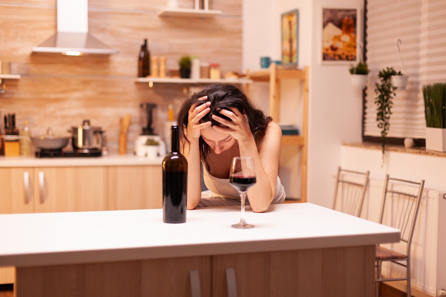 «Растет тревожность»: психиатр-нарколог напомнил о вреде снятия стресса алкоголем