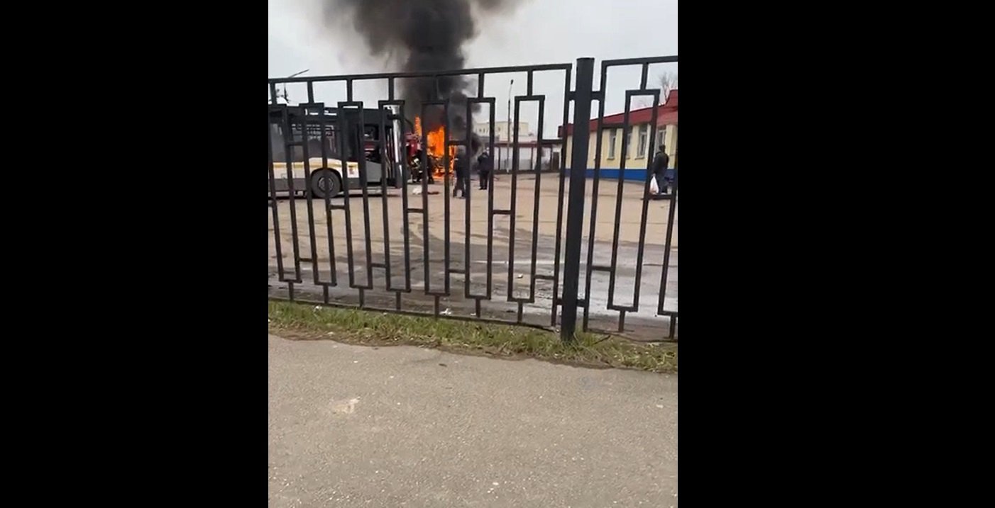 Срочно: на автостанции в Рузе горит автобус