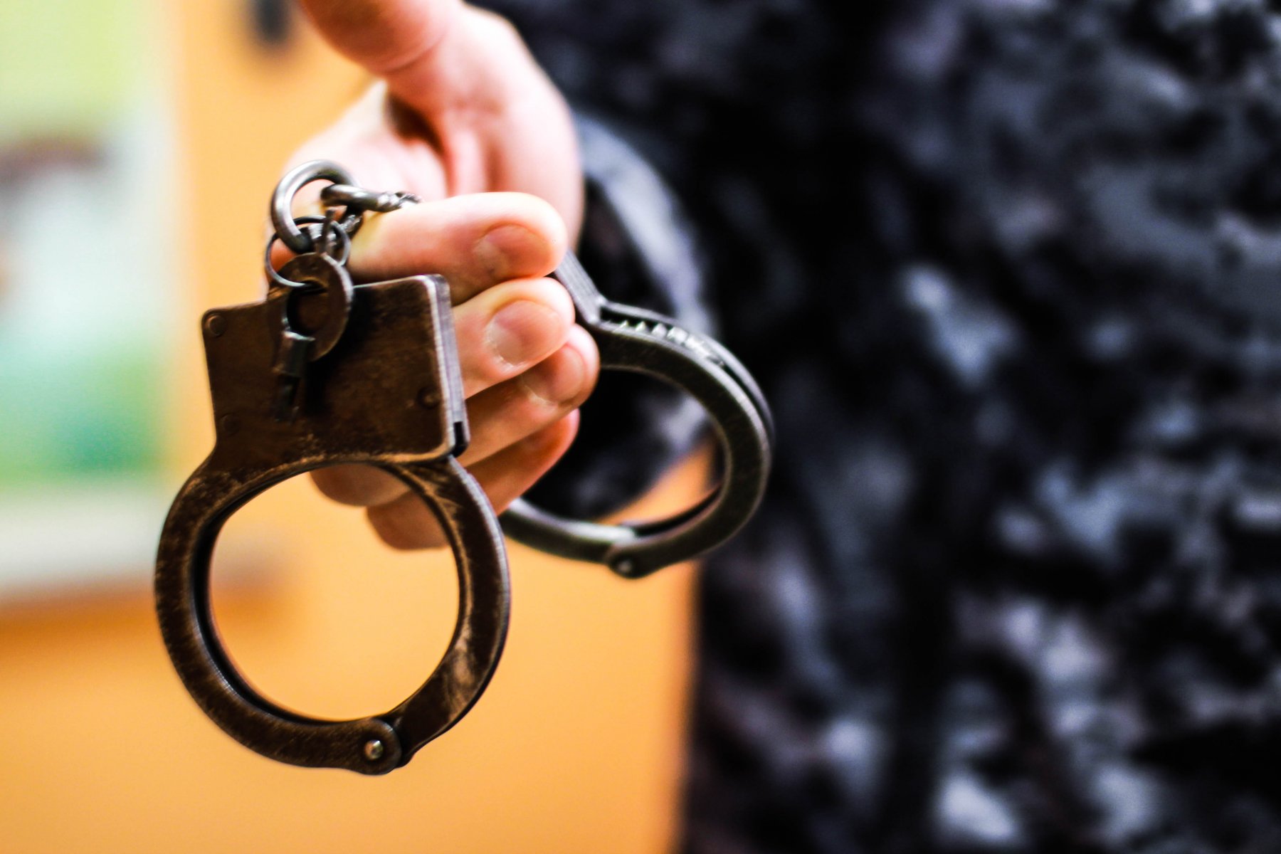 Задержан ломившийся в дверь квартиры супруги военкора Александра Коца мужчина: возбуждено уголовное дело 
