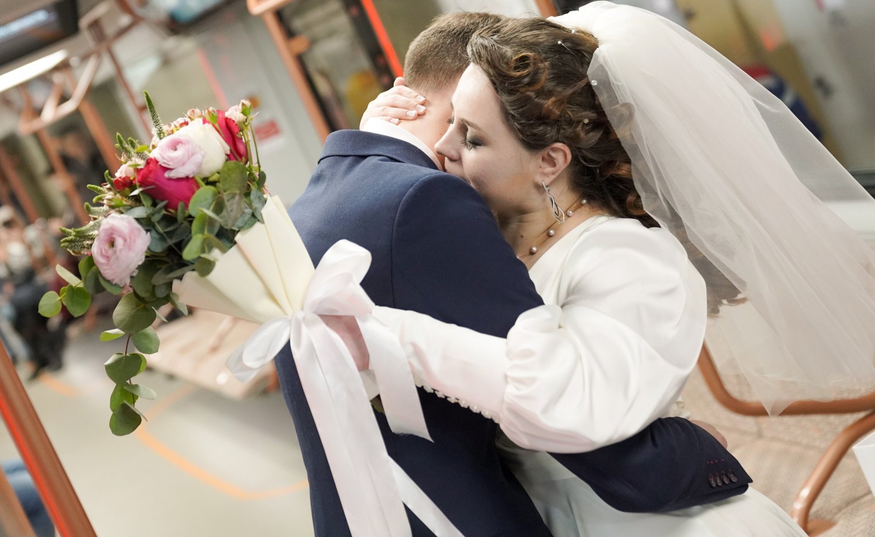Порядка 9 тысяч семейных пар в Подмосковье получили выплату к юбилею свадьбы