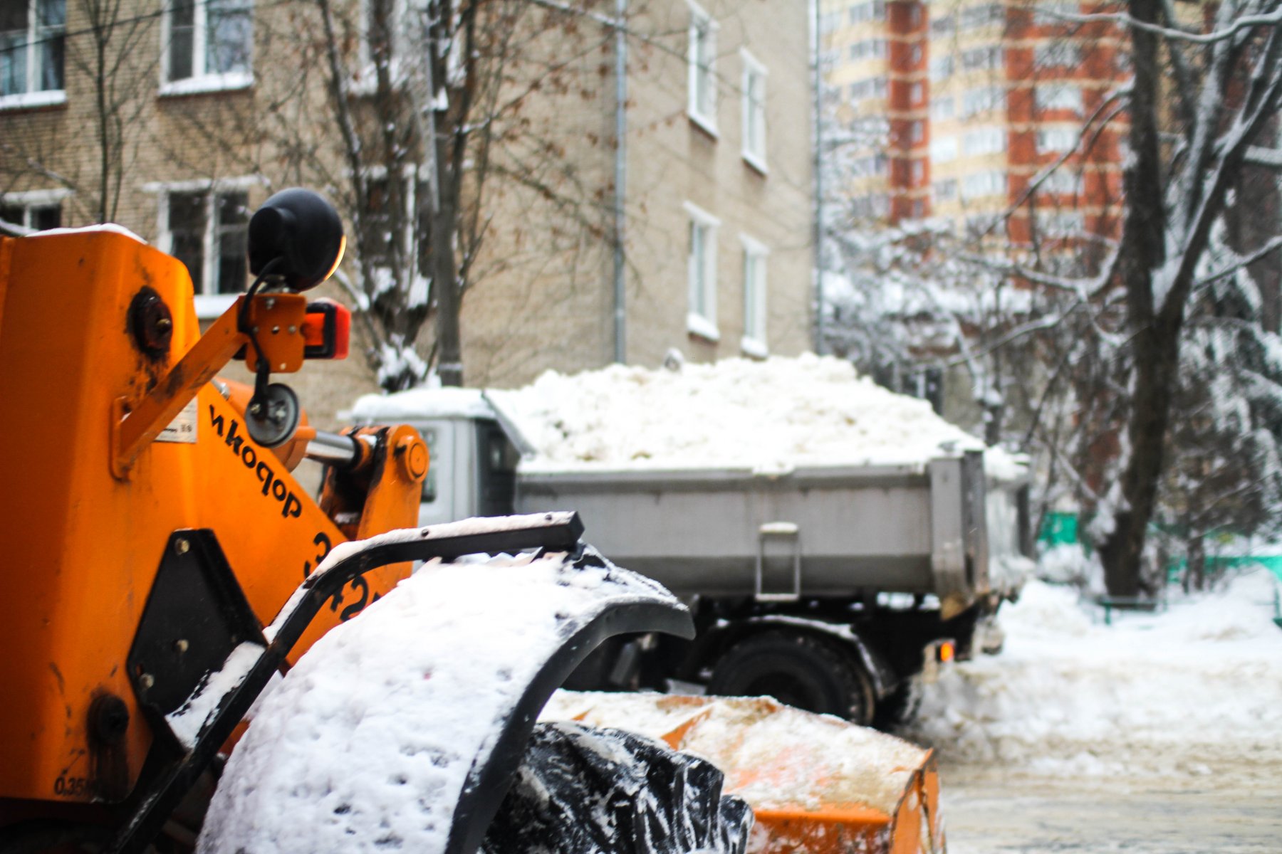 В Подмосковье из-за снегопада дорожные службы переведены на усиленный режим работы
