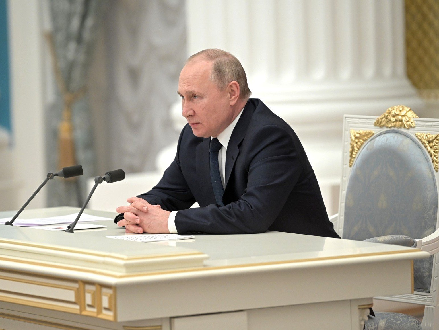Путин подписал указы об увеличении МРОТ и индексации пенсии с 2024 года