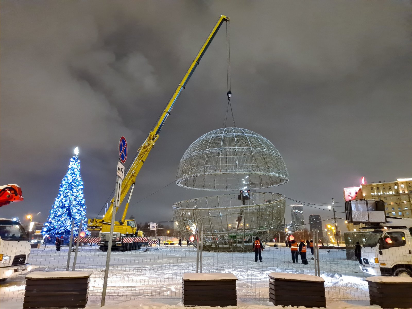 Больше тысячи искусственных елей украсят Москву к Новому году