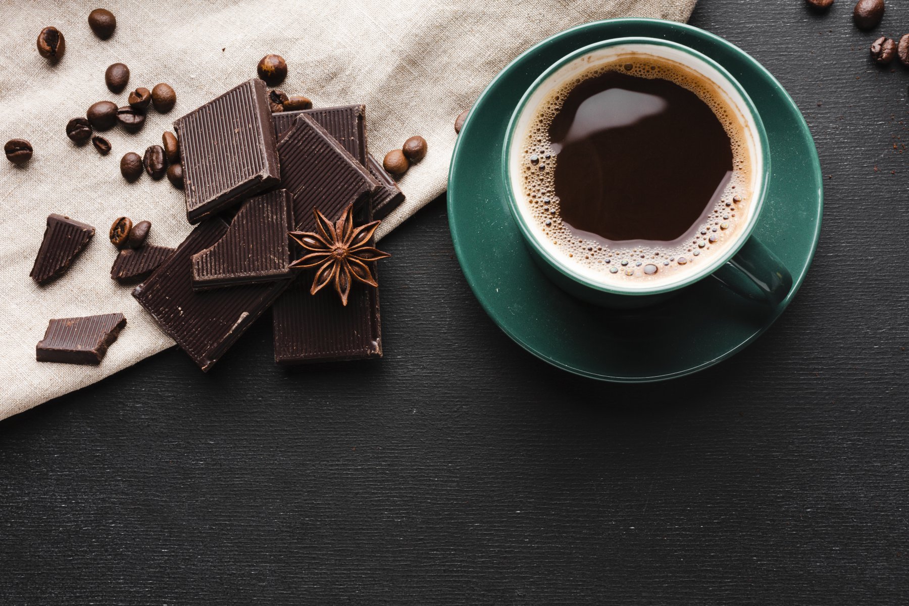 Опрос: в этом году москвичи покупали шоколад и кофе почти в два раза чаще