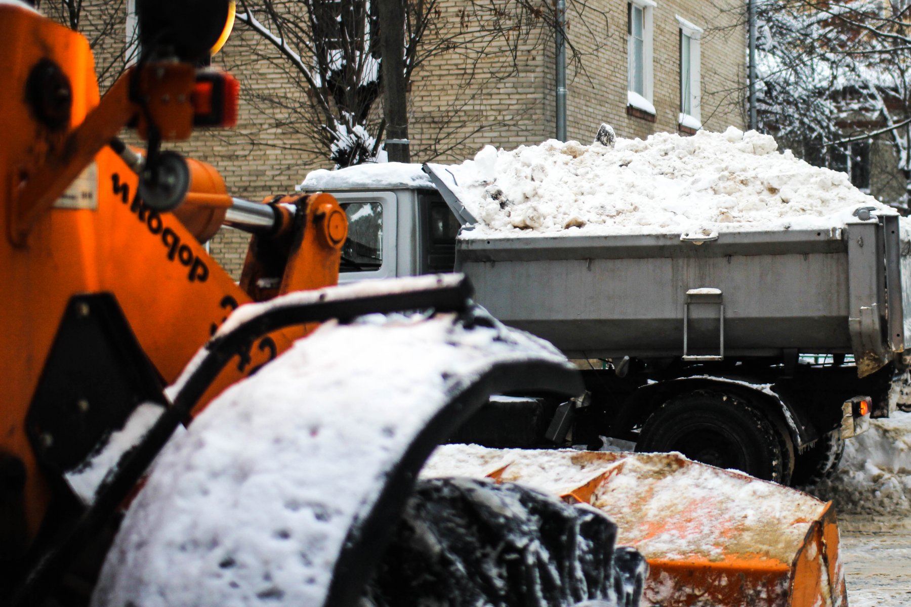 Из-за сильных снегопадов городские службы Москвы работают в усиленном режиме