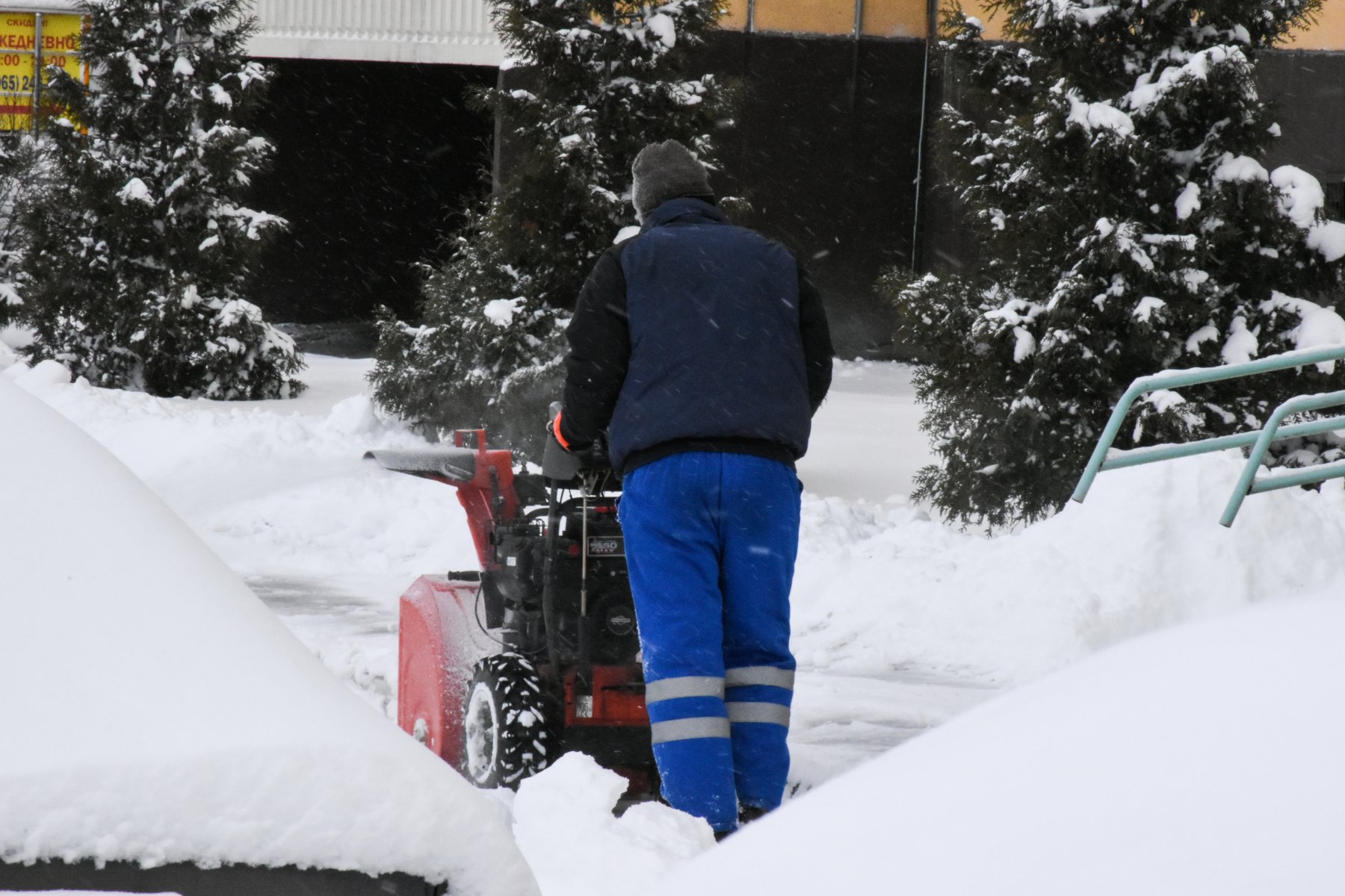 Мобилизация на дорогах: коммунальные службы Подмосковья борются со снегопадом