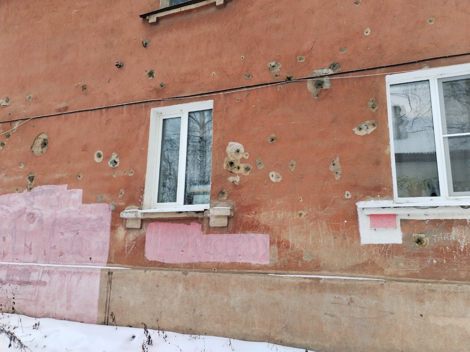 «Фасады как после бомбежки»: жители домов на 7-й Черноголовской улице Ногинска жалуются на крыс, провисающие потолки и проблемы с отоплением