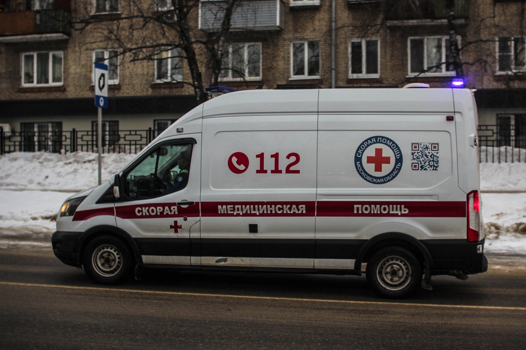 На севере Москвы автомобиль врезался в столб: водитель погиб