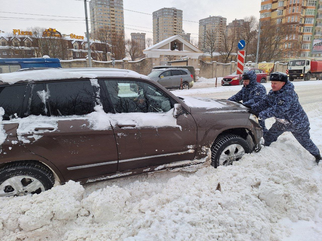 В Раменском росгвардейцы освободили за день из снежных ловушек 14 автомобилей