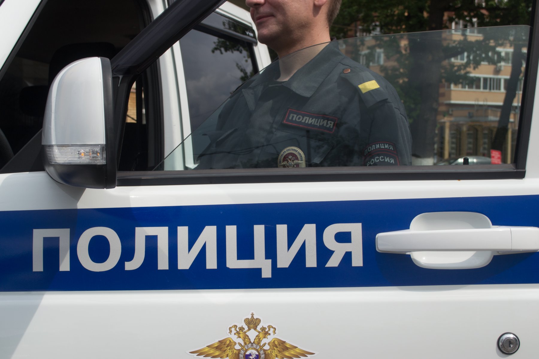 Неадекватный водитель протаранил 13 автомобилей во дворе Москвы