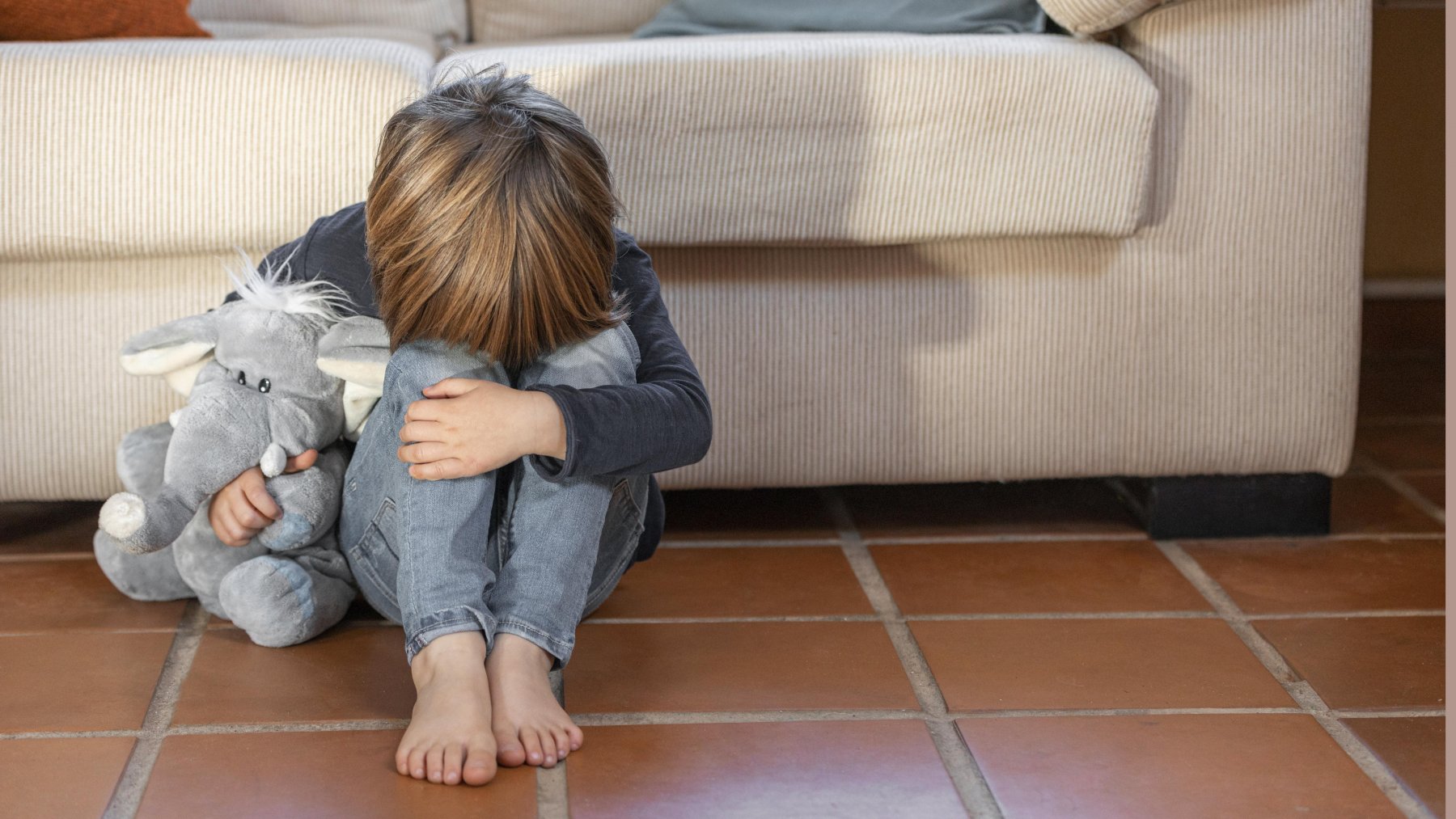 «Жить в настоящем»: психологи объяснили, как неблагополучное детство влияет на взрослого человека