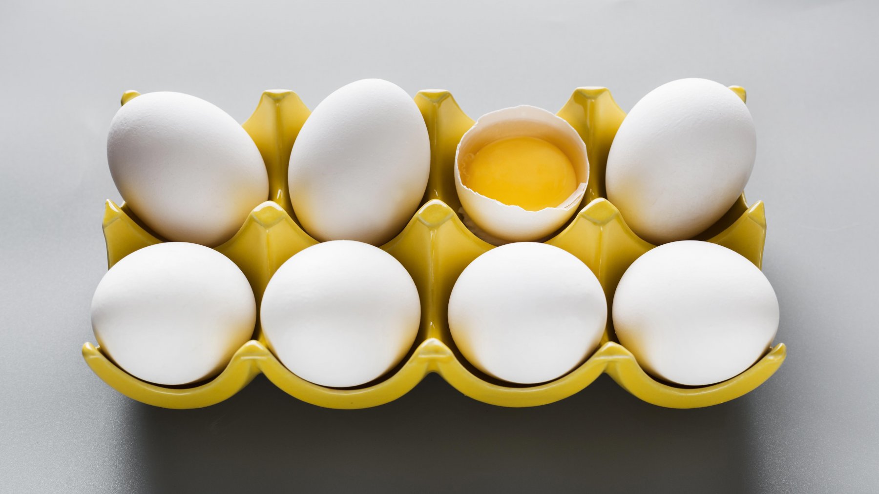 Купить яйца в белоруссии. Десяток яиц. Яйца сверху. Яйцо в очках. Яйцо с очками.