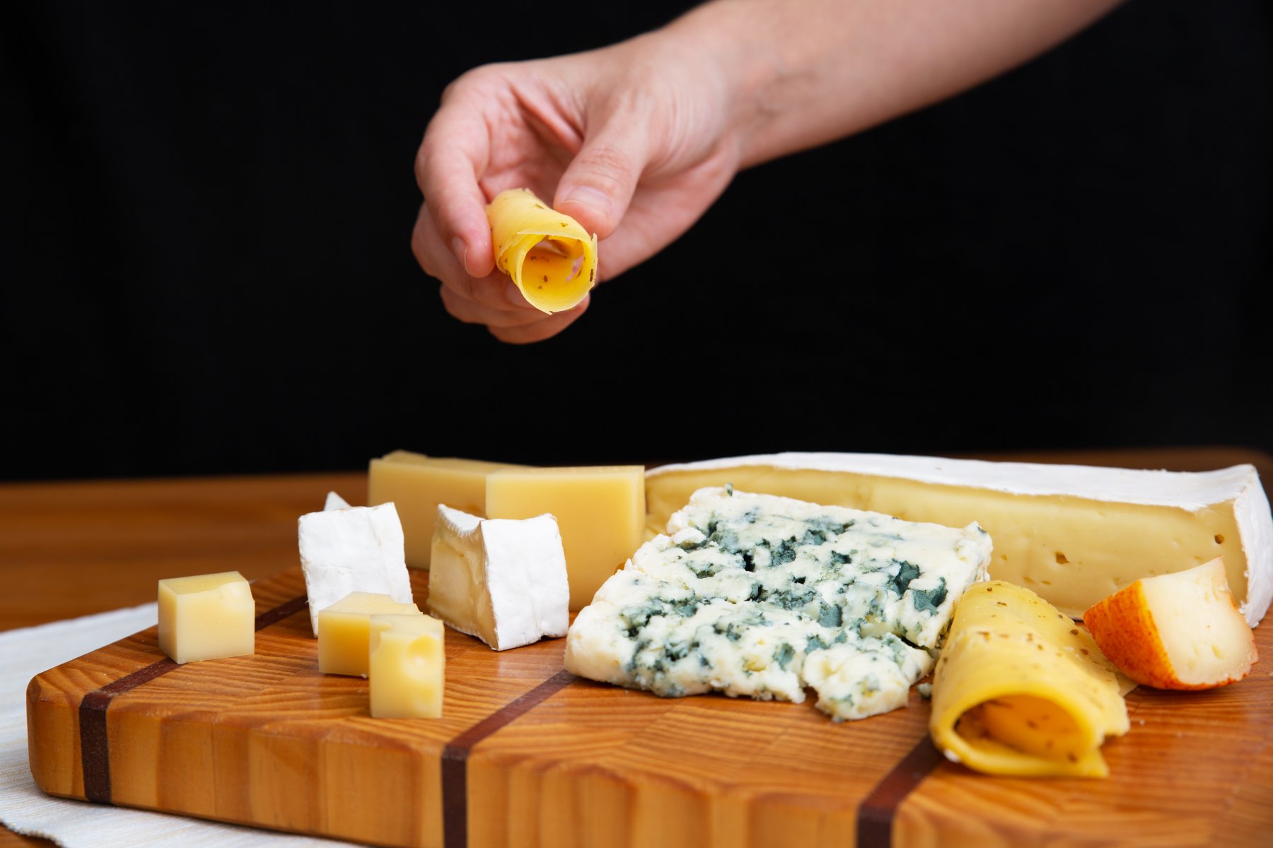 Сыр понравился. Ломтики сыра на столе за обедом. Hard Cheese. Take Cheese. Какая должна быть плесень на сыре камамбер.