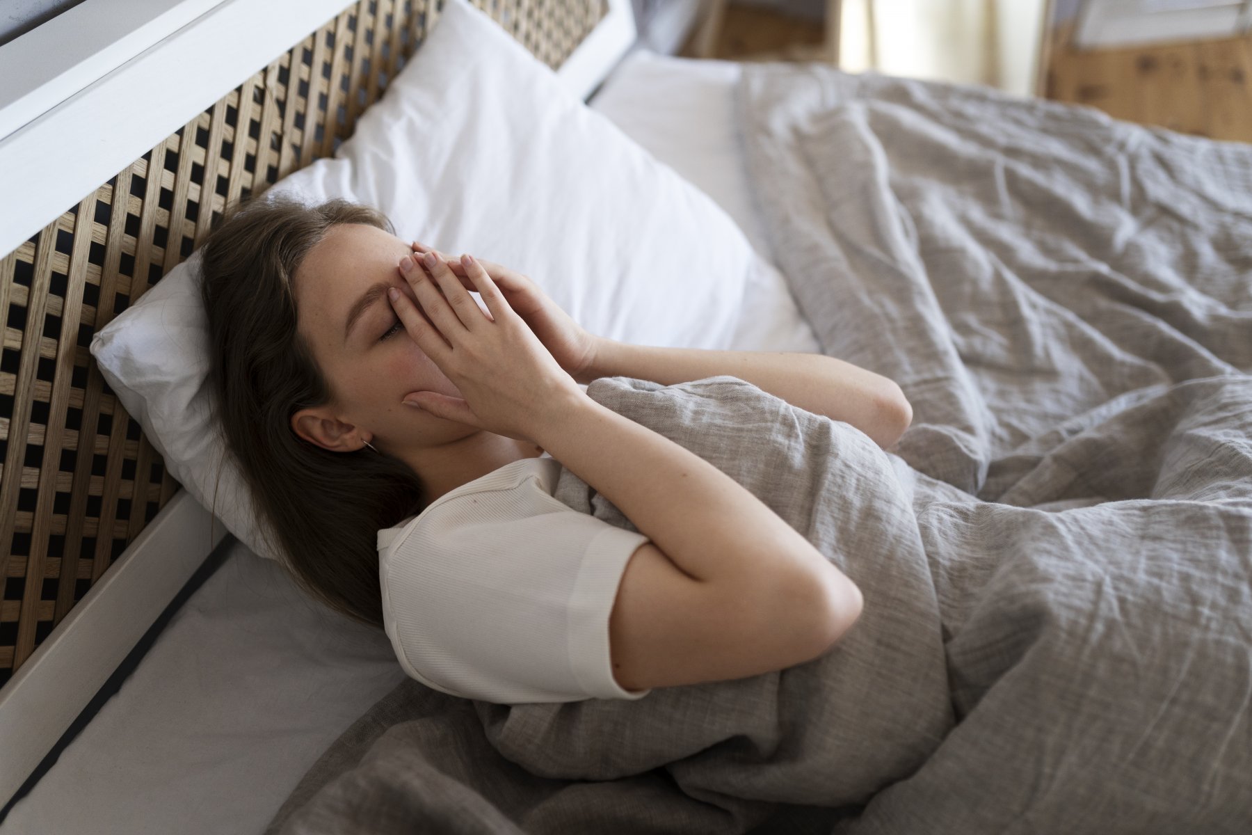 Ночные пробуждения в состоянии тревоги: можно ли избавиться от них? 