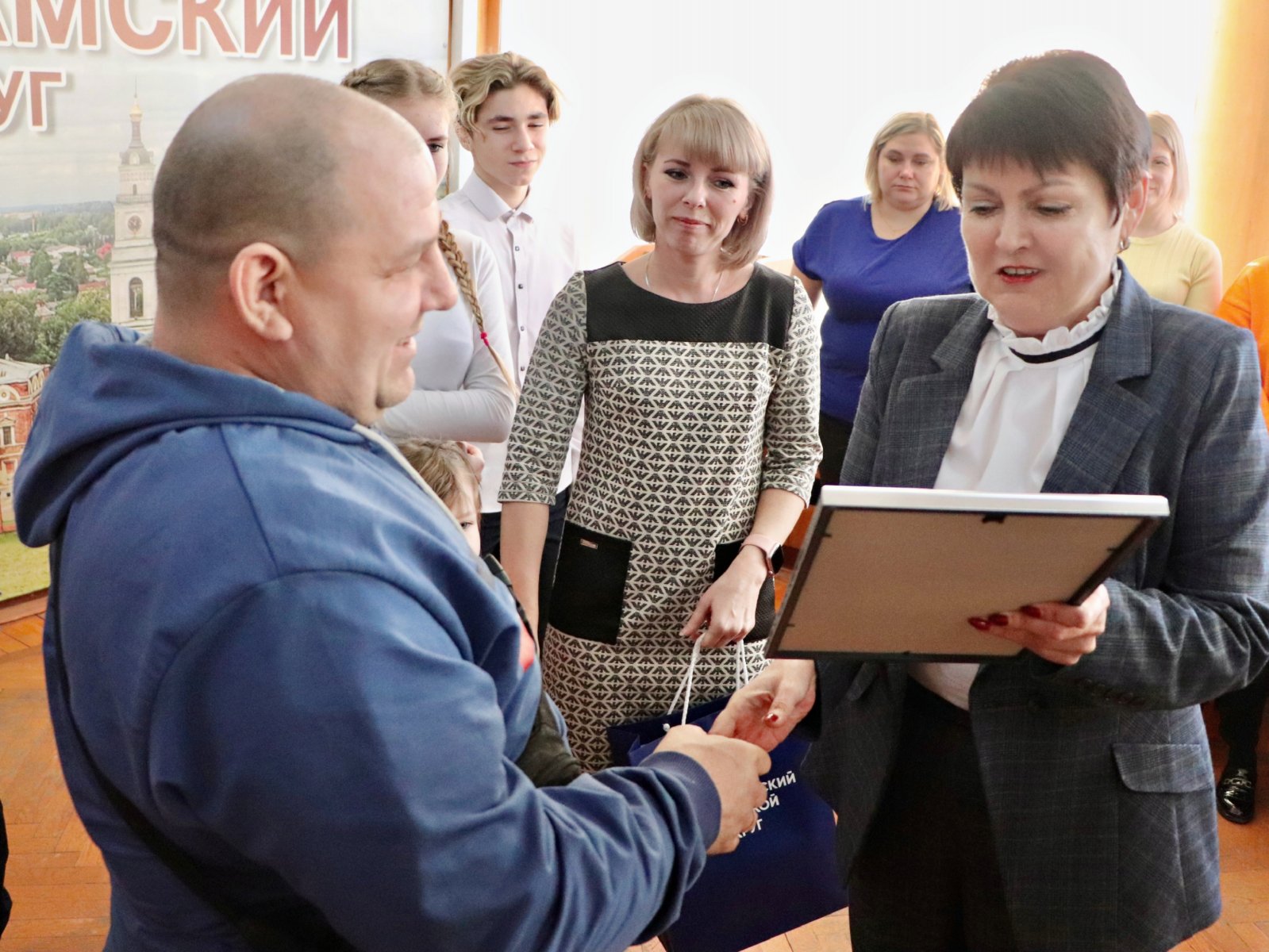 Временно исполняющая полномочия главы Волоколамского округа Наталья Козлова вручила двум семьям жилищные сертификаты 