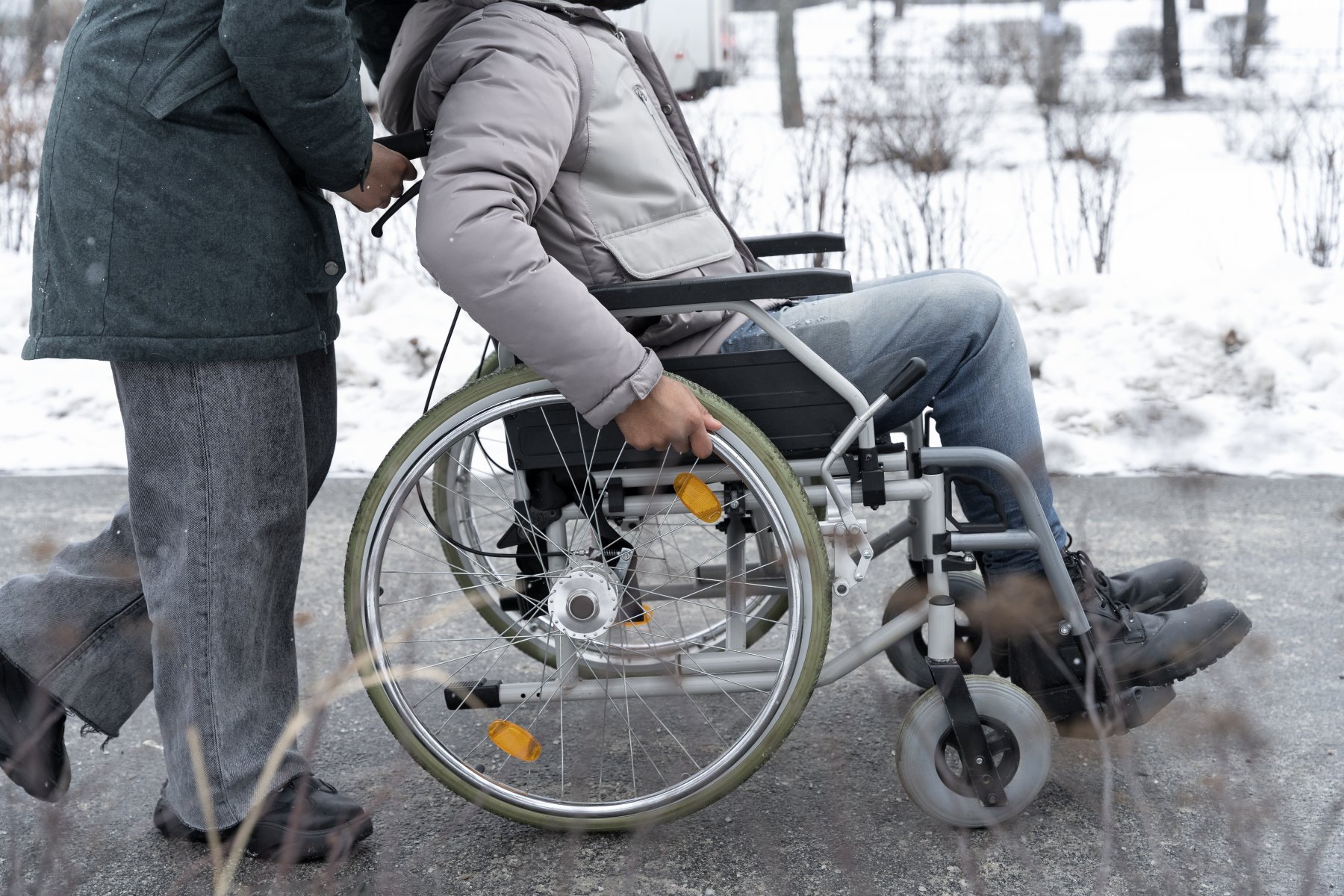 Инвалидность украина. Инвалид. Помощь инвалидам. Помочь людям с ограниченными способностями.