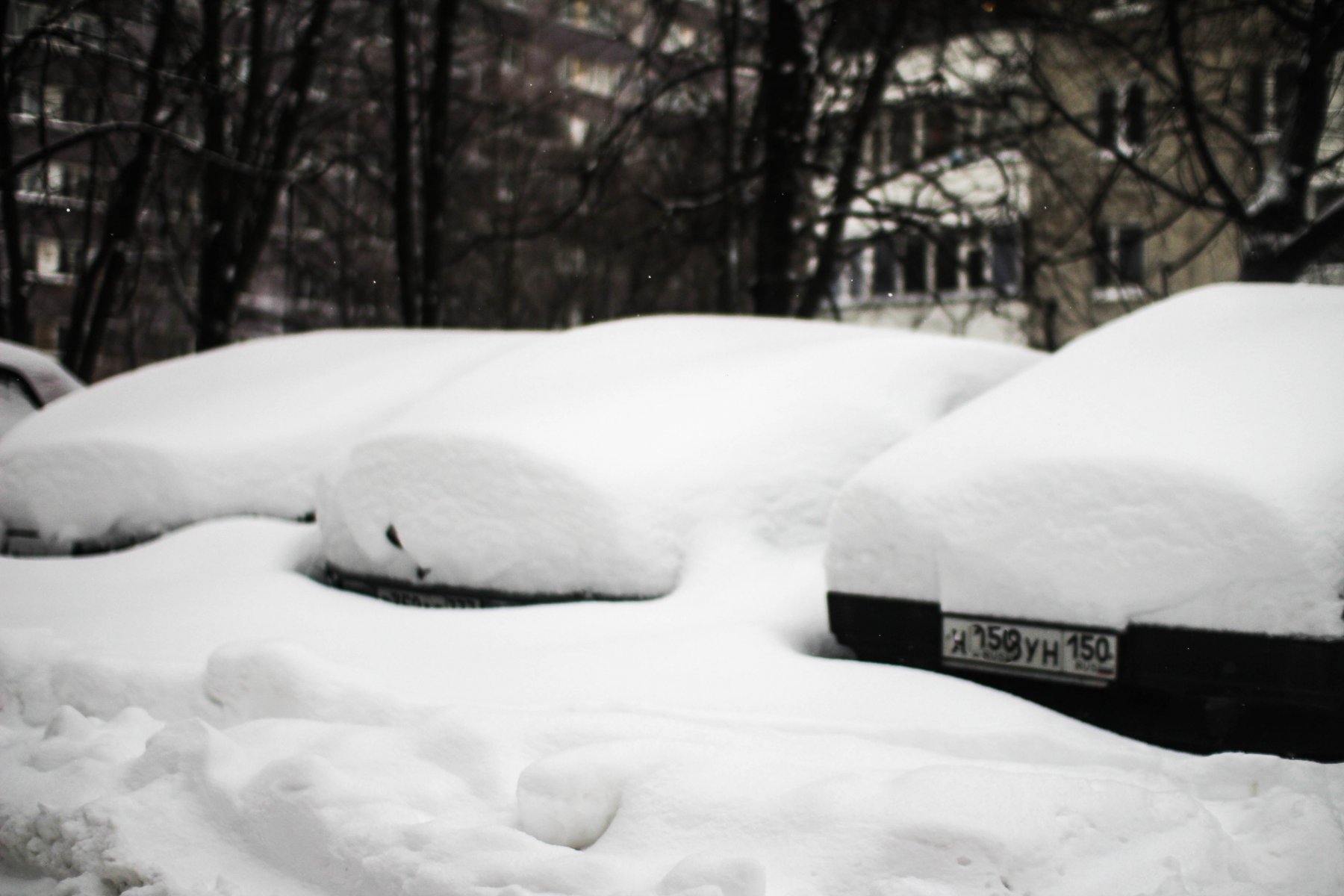 СМИ: житель Сахалина умер в заваленном снегом авто