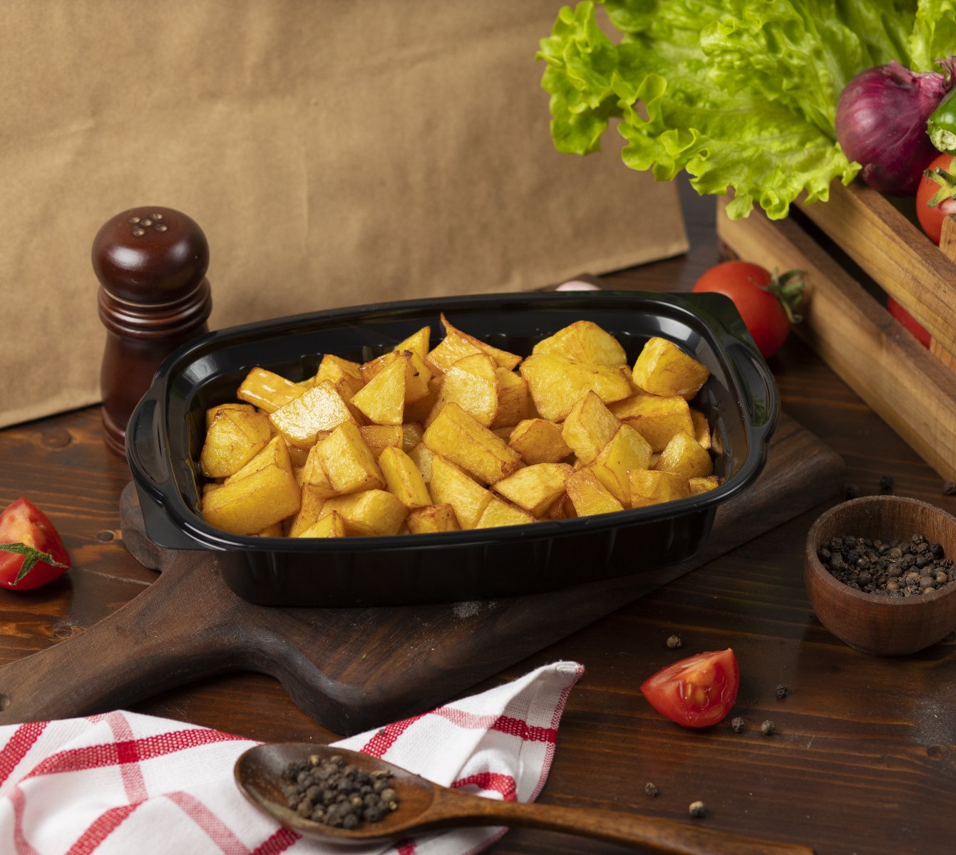 Жареная картошка с мясом в контейнере. Картофель по деревенски вид сверху. Фотография жареной картошечки в контейнере. Жареная картошка много на заставку.