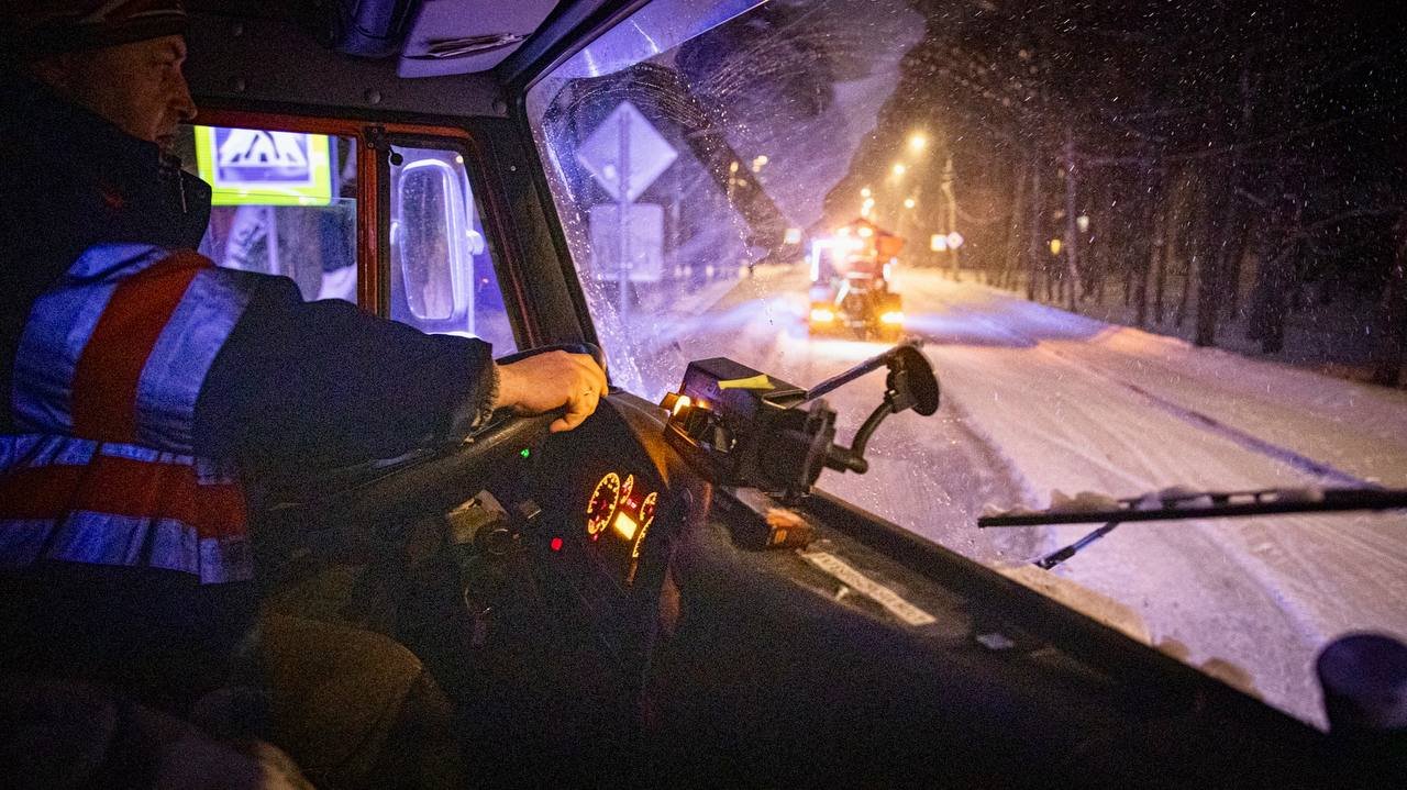 Снегоуборочная техника Подмосковья устраняет последствия циклона «Ольга» 