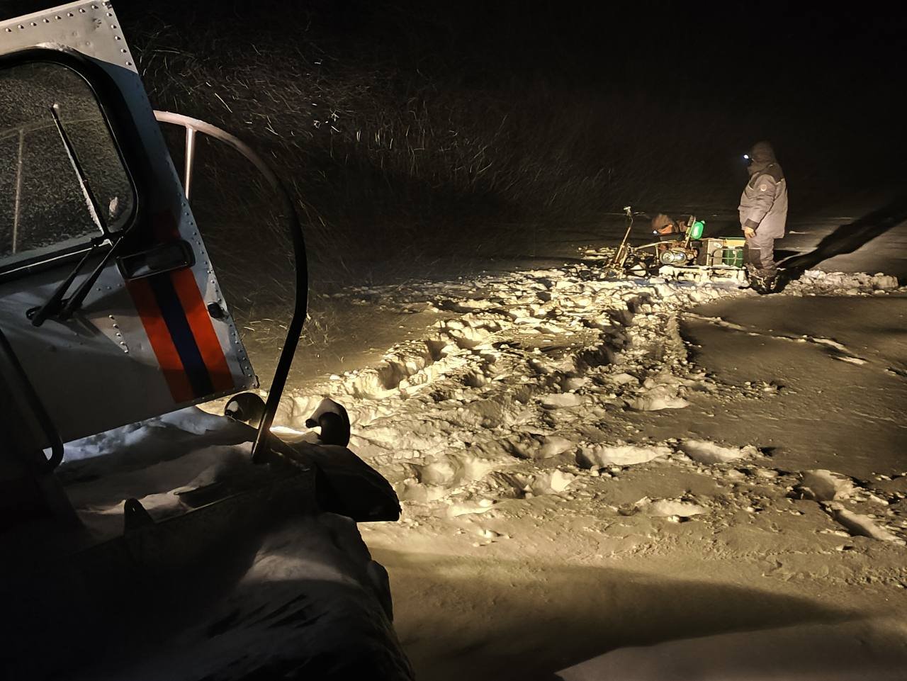 Спасатели помогли двоим рыбакам, застрявшим на Ивантеевском водохранилище во время снегопада 