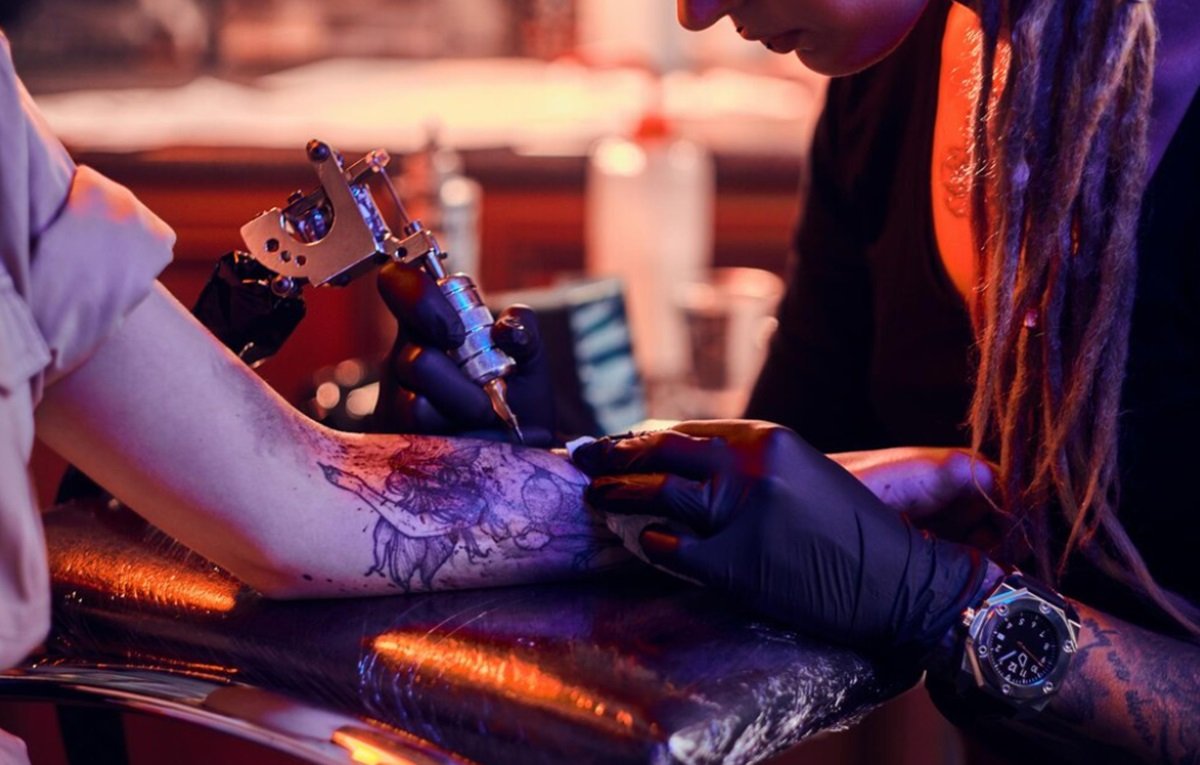 Опрос: каждый десятый рекрутер отказывал в трудоустройстве человеку с татуировкой 