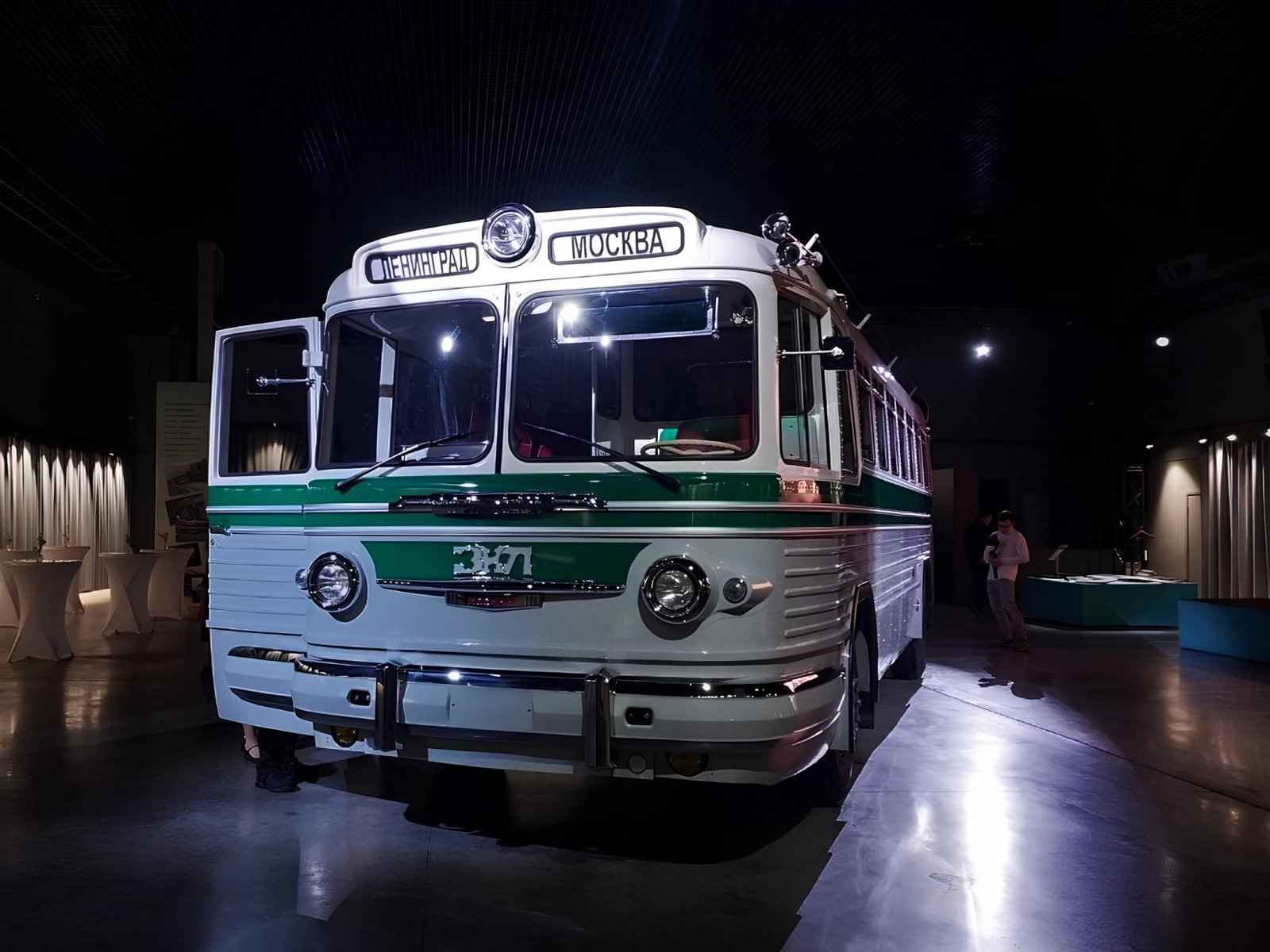 Легендарный междугородний автобус ЗИС(ЗИЛ)-127 показали в Музее Гаража особого назначения 
