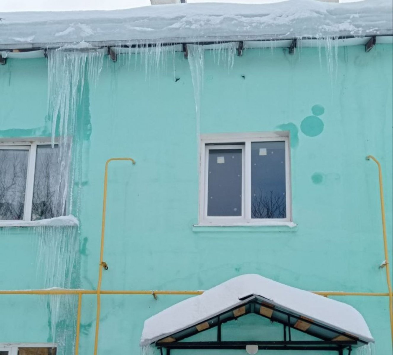 В поселке Цветковский Можайского горокруга глыба льда грозит упасть на головы жителей