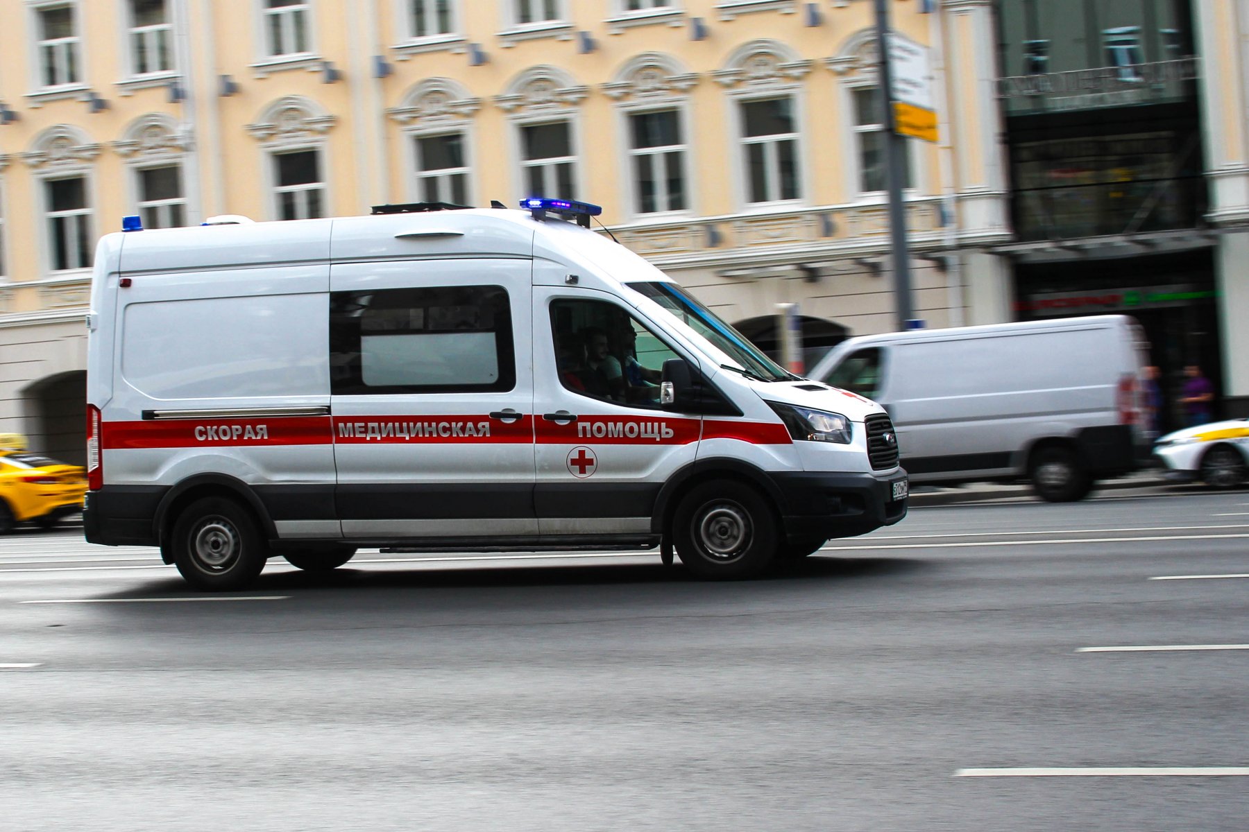 Неадекватная пассажирка электрички ударила ножом жителя Подмосковья