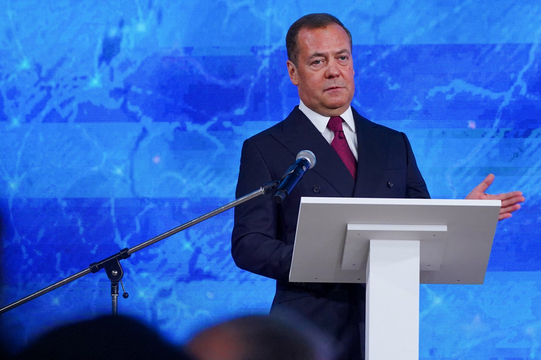 Медведев: европейских послов, отказавшихся от встречи с Лавровым, необходимо выгнать из РФ