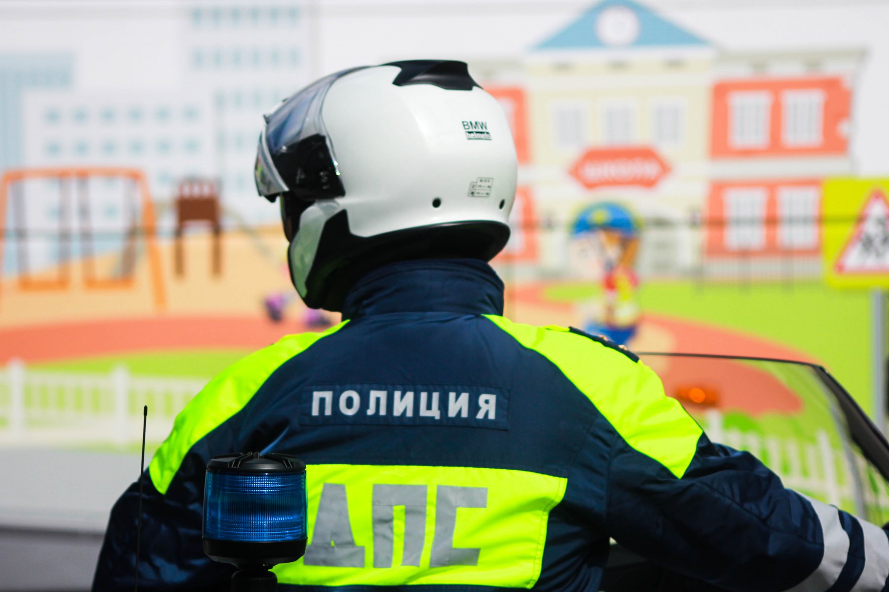 На севере Москвы внедорожник сбил пешеходов на тротуаре