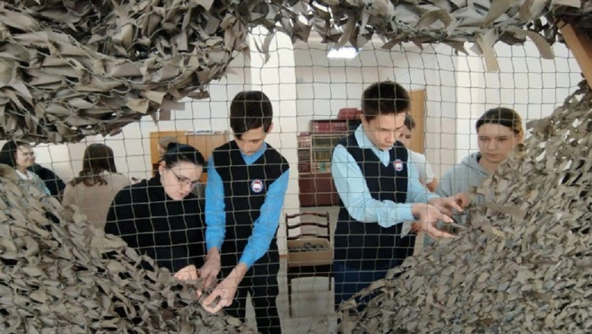 Каширские студенты провели восьмиклассникам мастер-класс по плетению маскировочных сетей