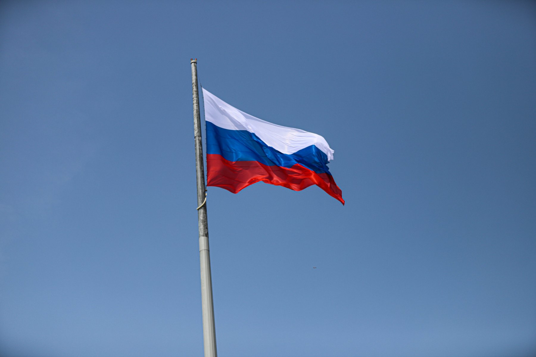 СФ России одобрил вывешивание государственного флага на всех образовательных учреждениях 