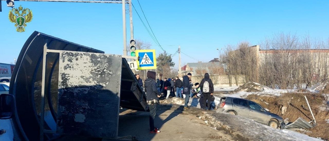 Легковушка влетела в автобусную остановку в Ногинске: есть пострадавшие