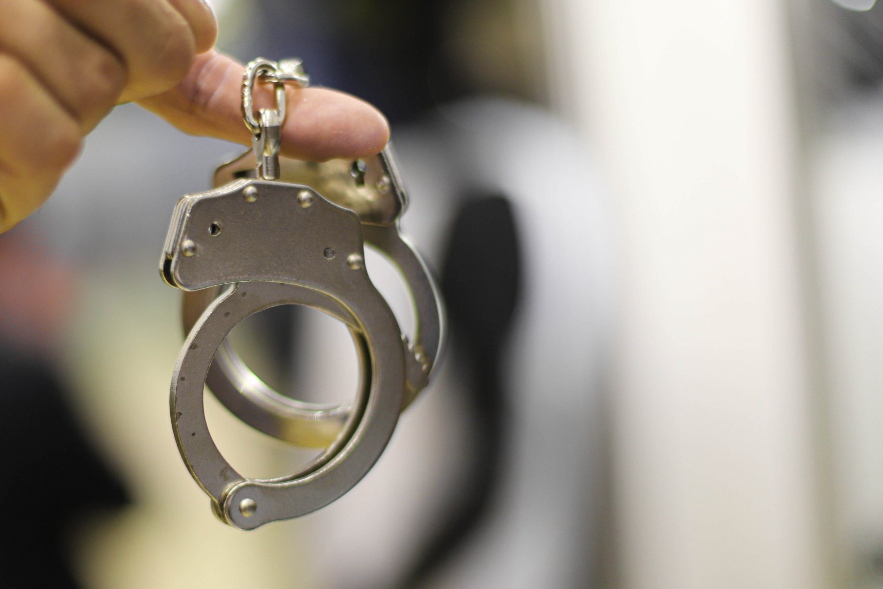Полиция задержала наркокурьера, который забрал 3 килограмма синтетики из леса в Подмосковье