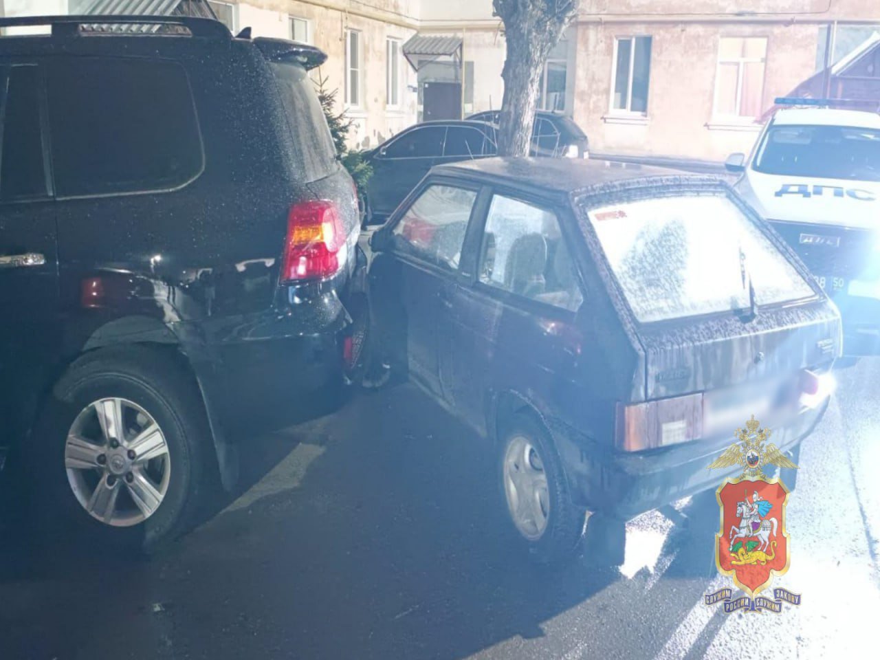 Полиция подмосковного Ногинска разыскивает девушку – водителя, повредившую четыре автомобиля